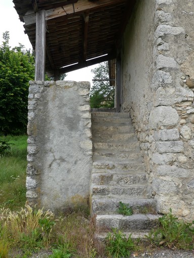 Escalier extérieur droit et palier filant couvert. Ferme du Petit Pré Gris (Ribiers).