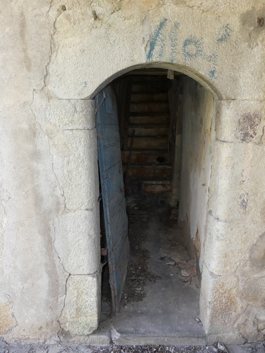 Porte de logis avec encadrement en arc segmentaire et piédroits en quart-de-rond. Ferme de la Contine (Ribiers).