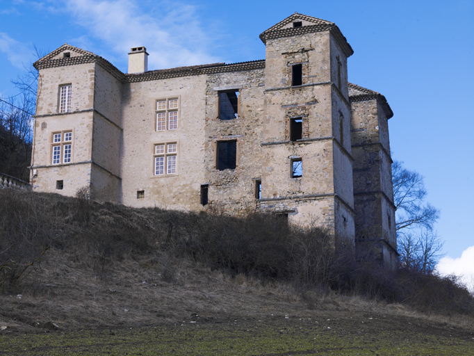 Clumanc. Château. Vue d'ensemble depuis le sud avec les pavillons d'angle.