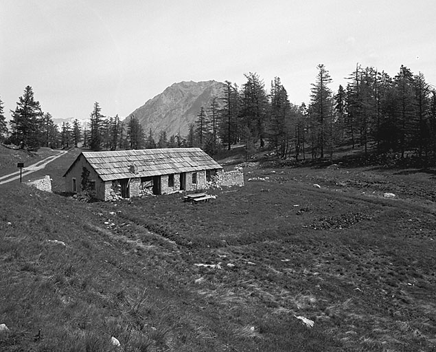 Baraque du Sapey, vue d'ensemble prise de la route stratégique. Au fond, le sommet du Guiou.