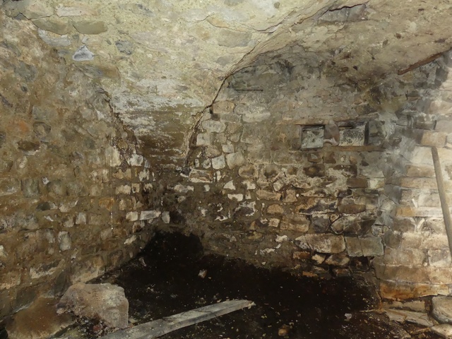 Etage de soubassement, cellier. Angle nord-est.