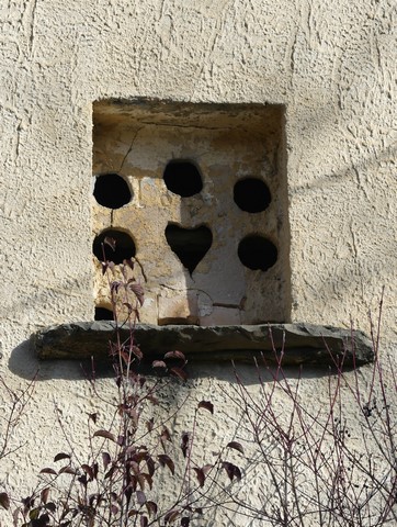 Baie d'envol avec grille en mortier de gypse, ferme au quartier des Montarines.
