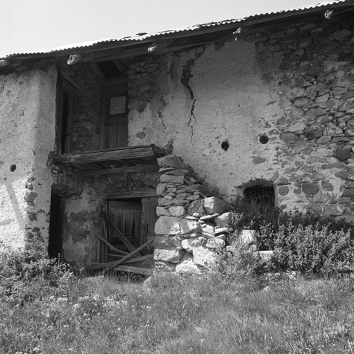 Façade sud. Les accès.