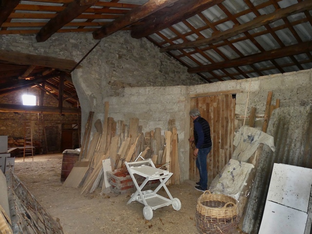 Bâtiment de la grange-étable. Rez-de-chaussée surélevé, fenil. Partie ouest, vue de volume prise du nord-ouest.