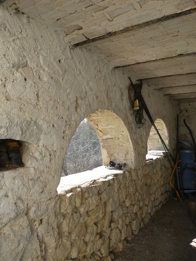 Bâtiment du logis. Etage de soubassement, remise. Mur est, arcades.