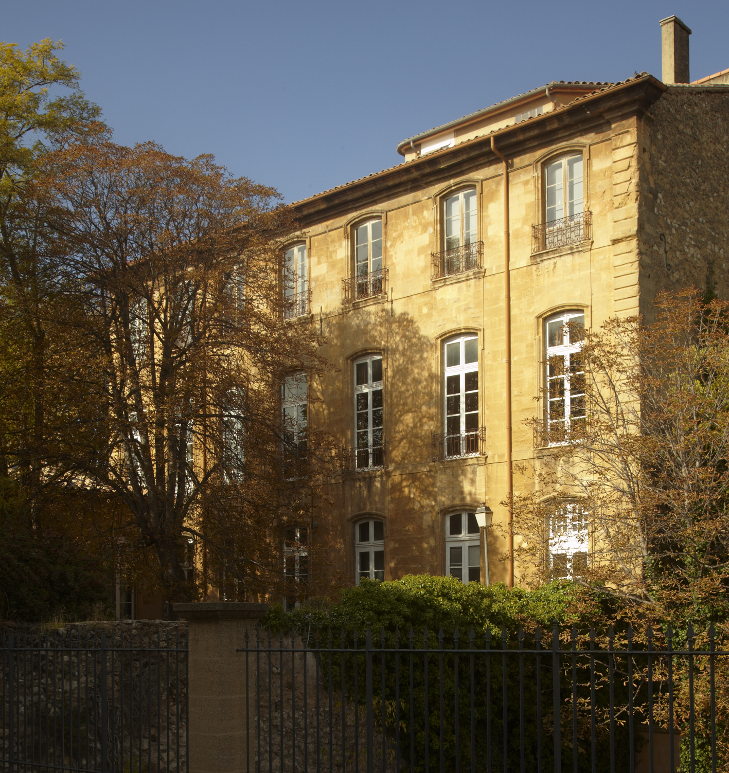 Hôtel de Réauville, puis de La Tour-d'Aigues, puis de Caumont, actuellement conservatoire de musique