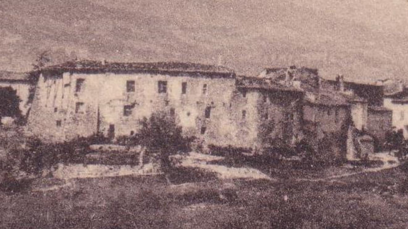 Hautes-Alpes. Ribiers (520 m) Vue générale prise de l'est. Détail : La façade orientale du château dans les années 1905-1910.