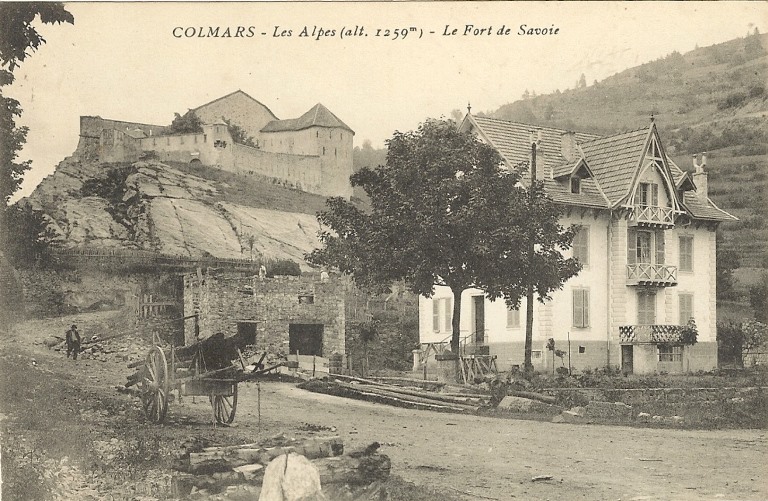 COLMARS - Les Alpes (alt. 1259 m) - Le Fort de Savoie [la maison de villégiature est au premier plan].