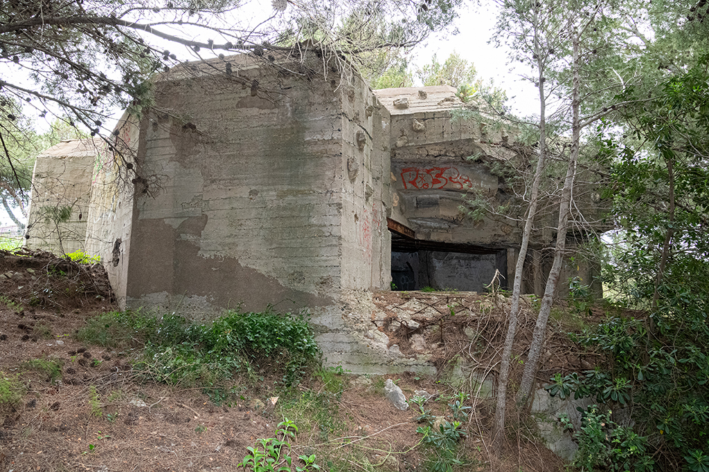 Casemate au sud/sud-Est du site, type Regelbau 671, façade active en angle rentrant, embrasure sous visière
