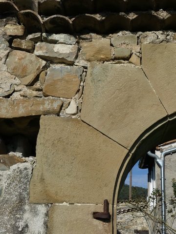Cour. Portail oriental, détail des claveaux de l'arc.