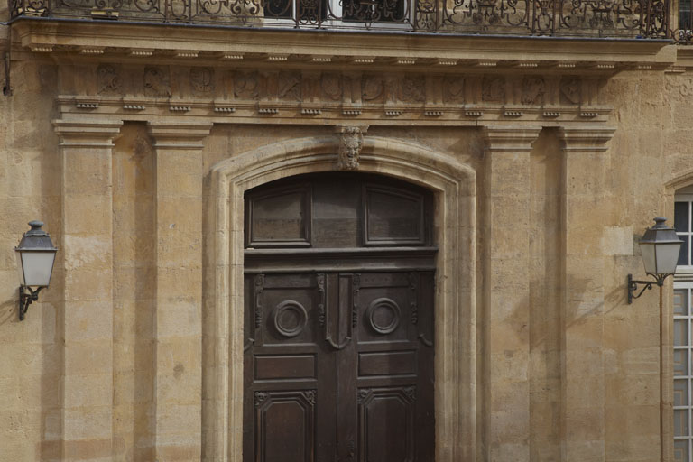 Hôtel de Réauville, puis de La Tour-d'Aigues, puis de Caumont, actuellement conservatoire de musique