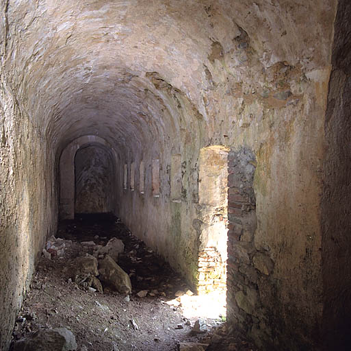 Intérieur de la galerie de contrescarpe ; branche ouest, créneaux.