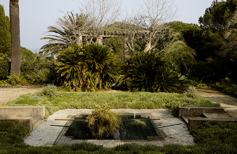 Jardin régulier. Le carré d'eau et le belvédère à pergola.