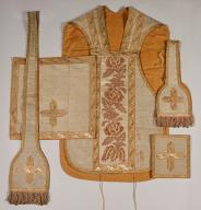 Ornement blanc (n°2) : chasuble, étole, manipule bourse de corporal, voile de calice