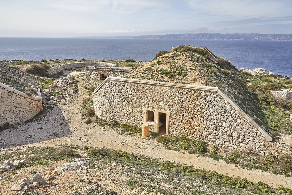 Intérieur de la batterie de 1880, façade de la 2e traverse-abri , et 3eme emplacement de canon de 24cm 