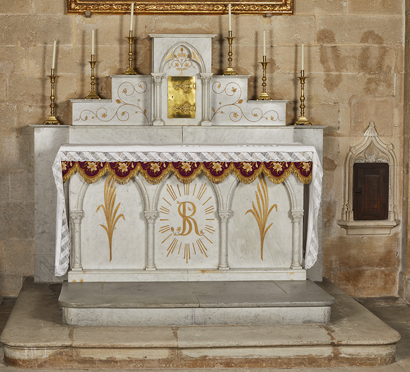 Ensemble de l'autel secondaire de saint Roch : deux degrés d'autel, autel, trois gradins d'autel, tabernacle