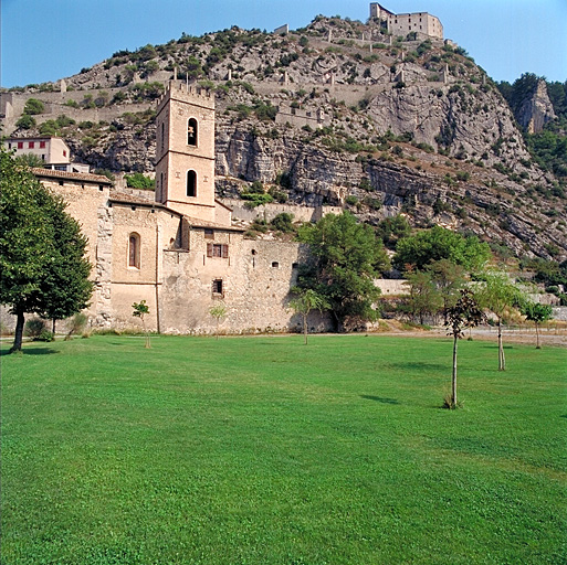 Front 17 - 18. Flanc sud du cornichon 17 et mur gouttereau de la cathédrale.