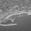Photographie aérienne du vieux-port de Menton en 1971, après réaménagement.