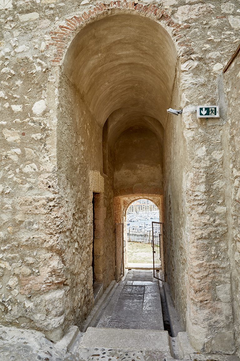 Fort St Nicolas : détail de l'ancienne poterne de Villeroy, vue intérieure.