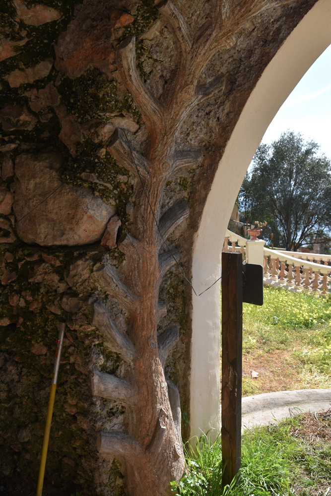 Décor imitant des branches d'arbre en ciment faux-bois dans la grotte sous la terrasse de la villa Lyse, photographie Marie Hérault.
