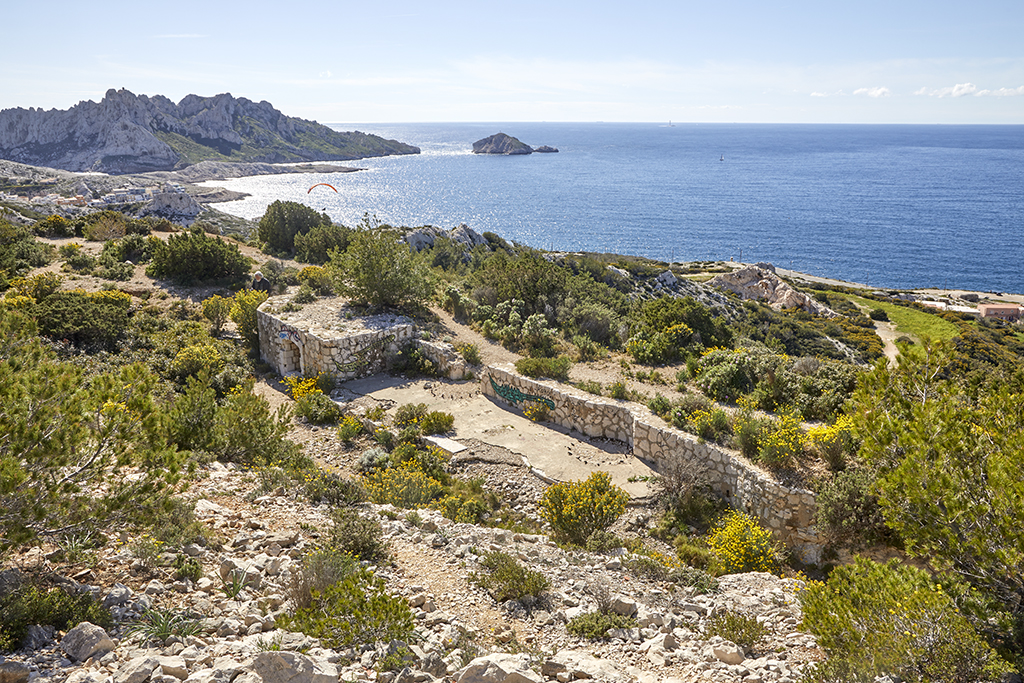 Vue plongeante nord-est des restes de la batterie de 95mm, plate-forme double et traverse