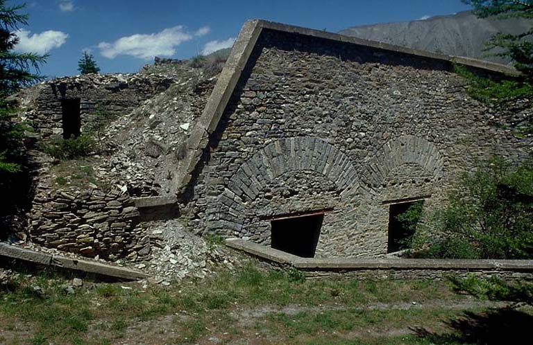 Bâtiment (casemate de Bourges). Façade arrière (sud) du bâtiment vue de l'intérieur de l'ouvrage. A gauche, entrée de l'observatoire.