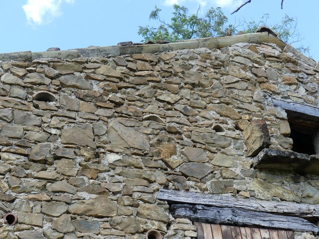 Pignon sud, troisième niveau. Aérations aménagées en tuile creuse.