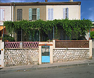 Maisons jumelées (K111 et 112), construites entre 1910 et 1915 pour J.B. Appolinaire, patron pêcheur. Vue des façades sud et du mur de soutènement formant clôture sur le boulevard Farrenc, portail commun aux deux maisons.
