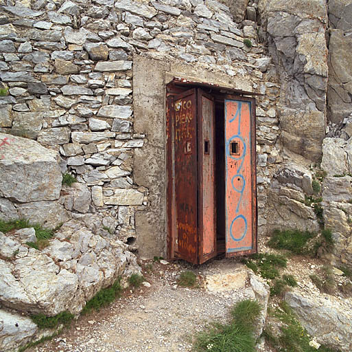 Ouvrage d'infanterie n° 35 : porte-guérite utilisable avec une mitraillette sur affût tournant, vue de l'extérieur.