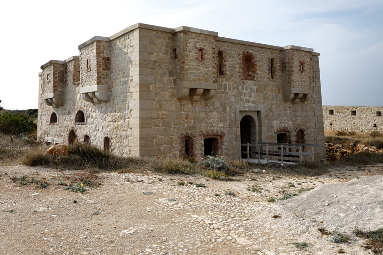 Le réduit : tour crénelée type 1846 n° 2, côté de l'entrée.