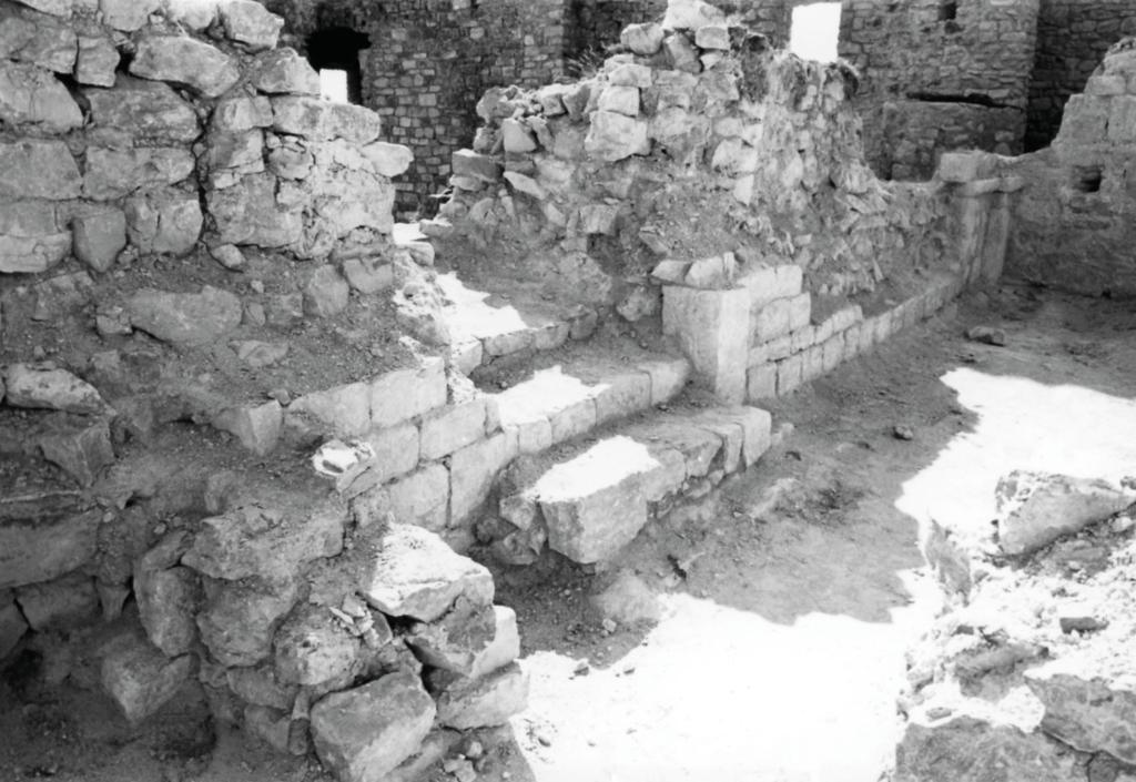 [Château de Bargème pendant les travaux de restauration, grande salle nord, parement intérieur du mur sud de la salle, degré d'accès depuis le corridor], [vers 1967].