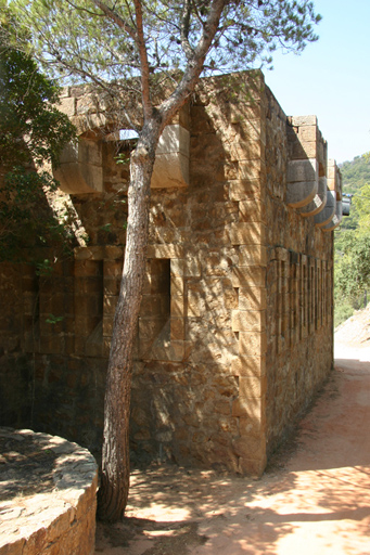 Enceinte : blockhaus d'angle nord/nord-ouest, flanc droit et face nord.