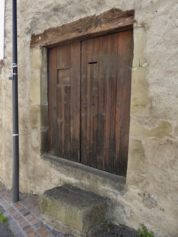 Bâtiment du logis. Pignon nord, premier niveau. Porte fenière.