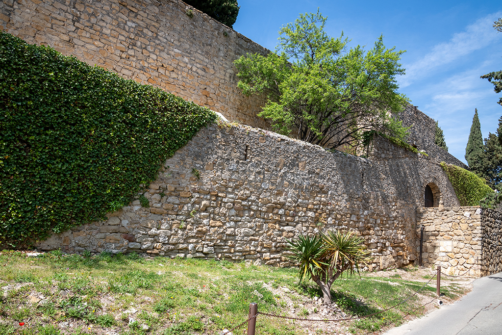 Détail du front Est du château, détail de la double enceinte, courtine, fausse braie avec créneaux et porte démurée