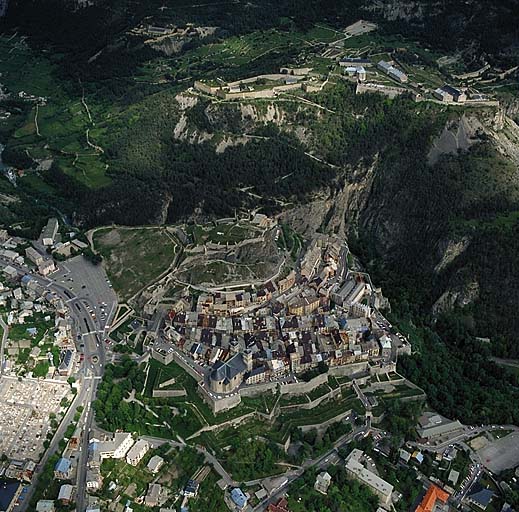 Vue aérienne de la ville prise de l'ouest.