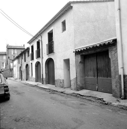 Traverse entre la rue de la République et la place Georges-Clemenceau (parcelles 736-742). Revers de la place Clemenceau. Façades avec remises. Vue prise de l'ouest.