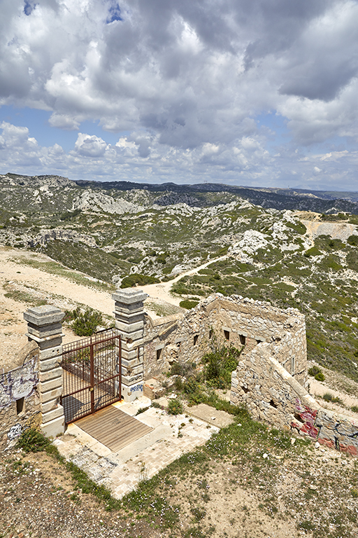 Portail d'entrée de la batterie, vue intérieure.