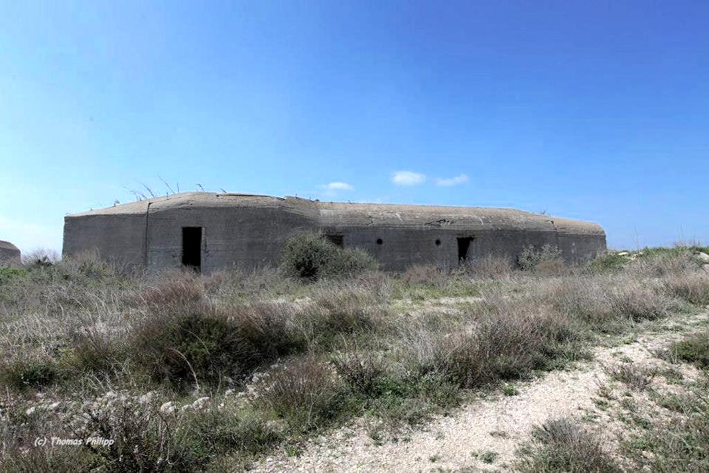 casemate abri type Regelbau 656, mur de gorge avec double porte d'entrée et, à gauche porte du tobrouk intégré