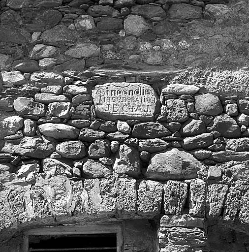 Le Chazelet. Parcelles 135-136. Inscription placée dans le mur gouttereau est.
