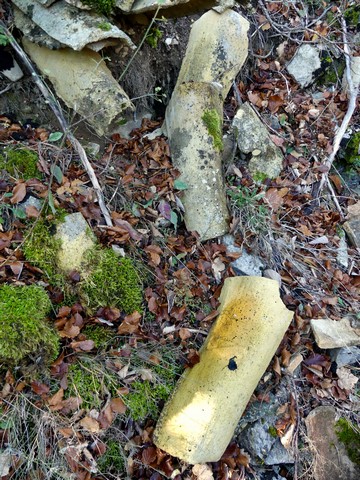 Tuiles creuses de second choix (déformées) tombées de la couverture d'un entrepôt agricole ruiné, à Roche Pourrie.