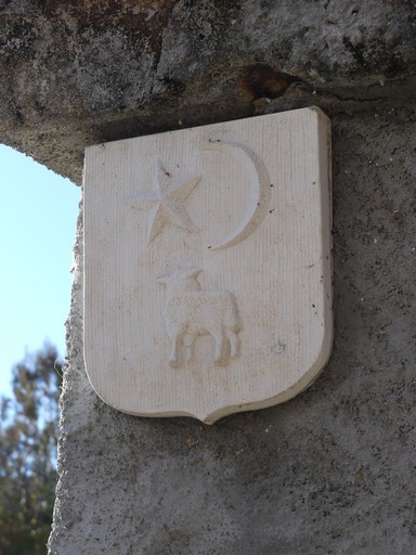 Armoiries de la commune d'Antonaves, sur l'ancienne maison de P. Mélet.