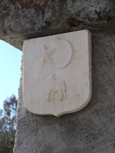 Armes d'Antonaves, crées en 1961. Blason en ciment moulé installé sur une maison au village.