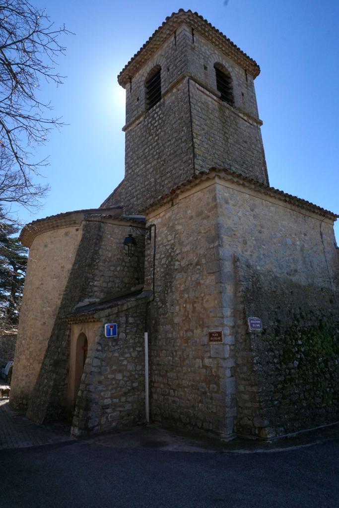 Vue extérieure du clocher, du chevet et du passage couvert depuis l'angle nord-est.