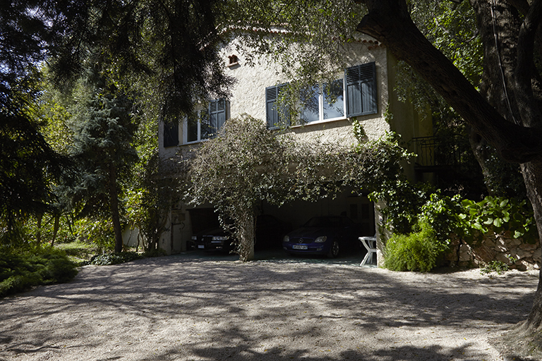 Garage (vue d'ensemble de la façade principale).