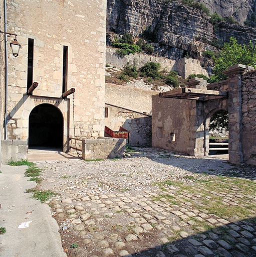 Portes 15, 16, 17. Pont-levis de la tour porte 15, corps de garde 16, porte du cornichon 17.