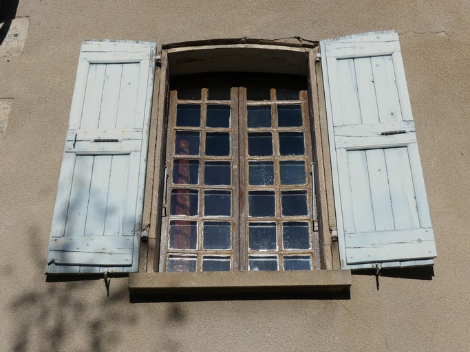 Maison. Elévation sud, deuxième niveau. Fenêtre équipée de contrevents à cadre.