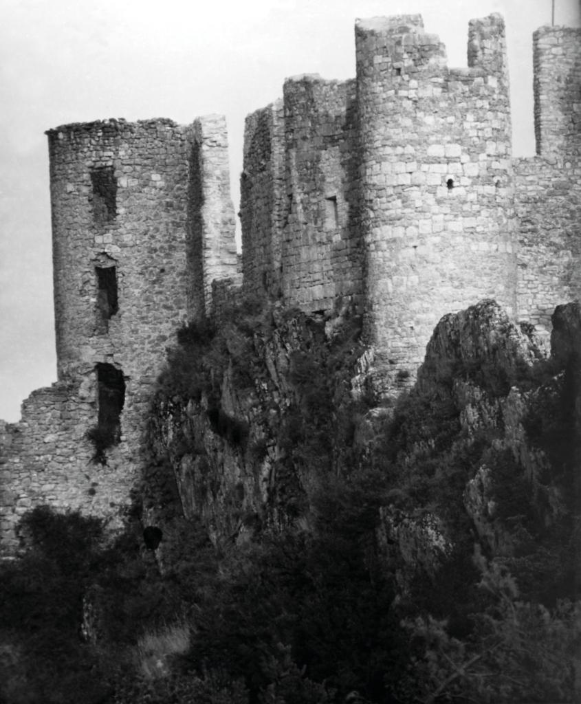 [Château de Bargème, tours et courtine nord dominant l'à-pic], [vers 1967].