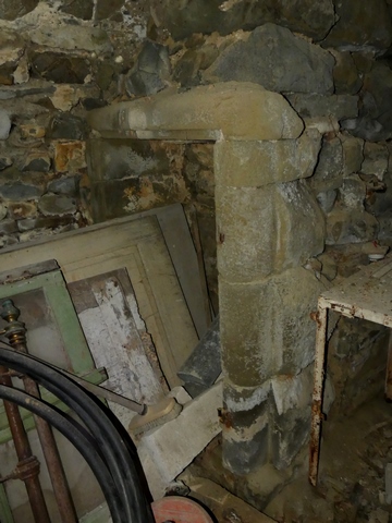 Etage de soubassement, cellier-resserre. Garde-manger maçonné aménagée dans le massif de l'escalier.