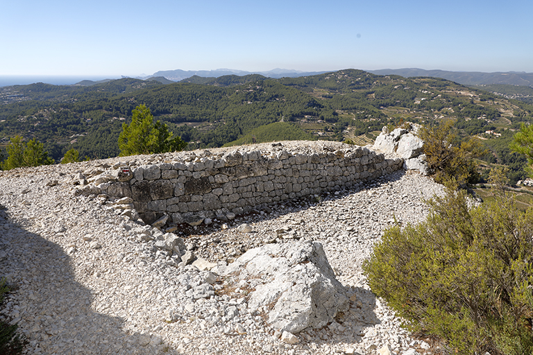 Epaulement en pierre sèche, vestige de la batterie latérale extérieure sud-ouest.