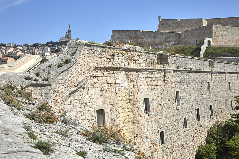 Front Ouest du fort Ganteaume, détail du ressaut maniériste du parapet d'artillerie.